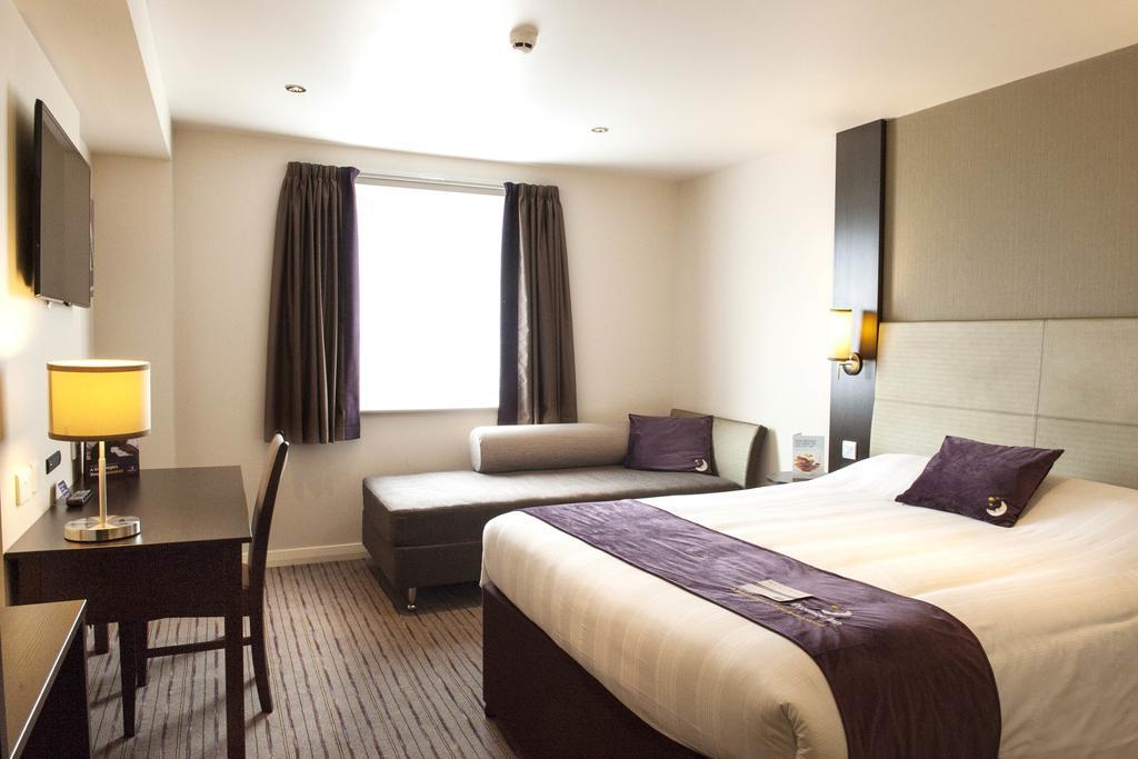 Premier Inn London Elstree / บอร์แรมวูด ภายนอก รูปภาพ