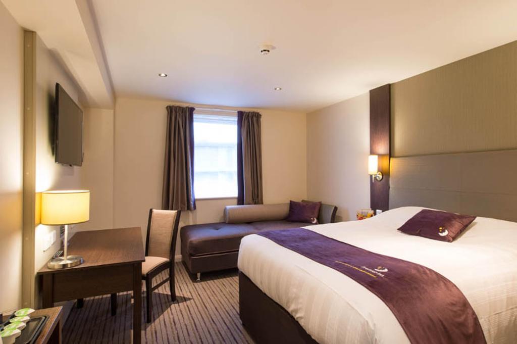 Premier Inn London Elstree / บอร์แรมวูด ภายนอก รูปภาพ