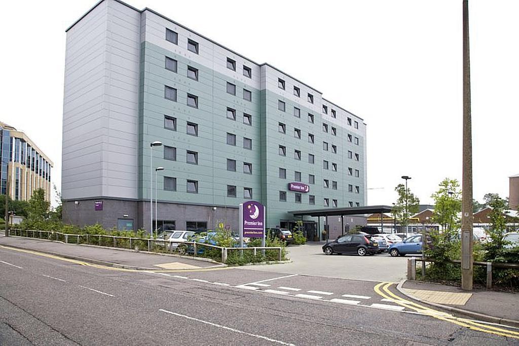 Premier Inn London Elstree / บอร์แรมวูด ภายนอก รูปภาพ